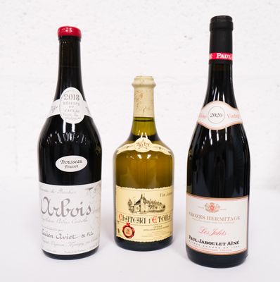 trois bouteilles de vin posées l'une à côté de l'autre sur une table