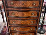 une commode ancienne dans une pièce où se trouve un tapis au sol