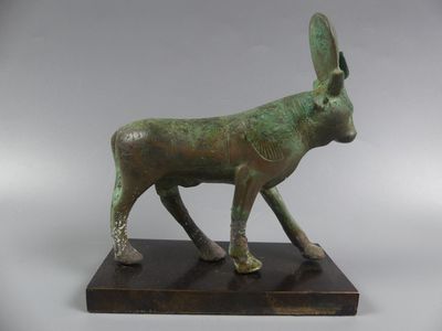 Egypte. Statuette du Taureau divin Apis dans l’attitude de l… - Photo 1