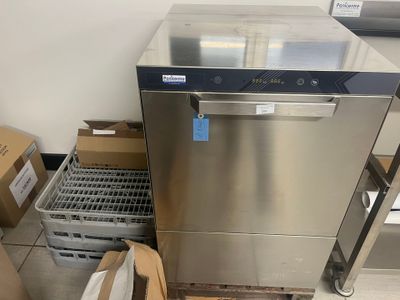 une photo d'un lave-vaisselle en acier inoxydable dans un entrepôt