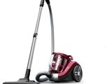 un aspirateur rouge et argent posé sur un sol blanc