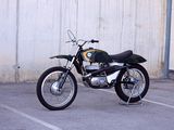 une moto qui est garée dans un parking
