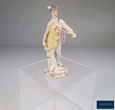 une figurine représentant une femme en robe jaune tenant une batte de baseball