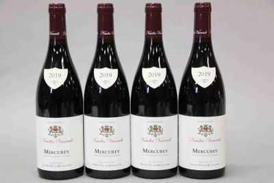 trois bouteilles de vin rouge sont alignées sur une table