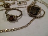 deux bagues et un collier posés sur une table blanche