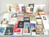 un grand nombre de livres posés sur une table