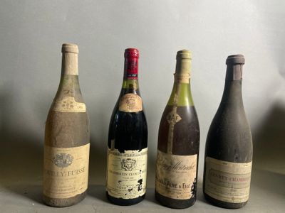 plusieurs bouteilles de vin sont alignées sur une table