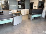 un espace d'accueil dans un bâtiment disposant de nombreux comptoirs