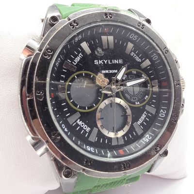 un gros plan d'une montre-bracelet posée sur un tissu blanc