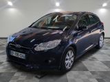 une photo d'une Ford Focus bleue garée dans un garage