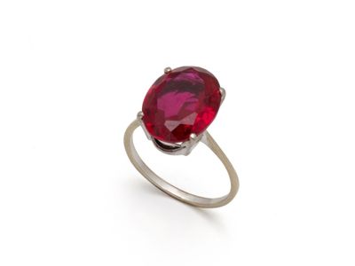 une bague en rubis et diamants