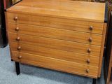 une commode en bois dans une pièce