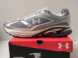 une paire de chaussures est posée sur une boîte