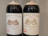 deux bouteilles de vin posées l'une à côté de l'autre sur une table