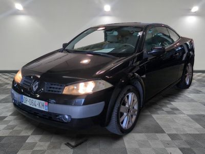 la photo d'une voiture noire garée dans un garage