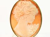 un pendentif plaqué or représente le profil d'une femme