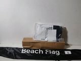 un drapeau de plage noir posé sur une boîte en carton