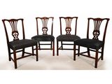 lot de quatre chaises de salle à manger en acajou avec assise rembourrée noire