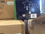 de nombreux cartons empilés dans un magasin