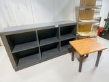 une petite table et une étagère dans une pièce