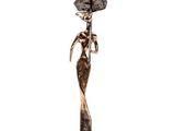 statue en bronze représentant une femme tenant un parapluie, sur fond blanc
