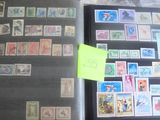 de nombreux timbres sur un livre sur lequel est collé un autocollant jaune