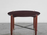 une petite table avec un plateau en bois et des pieds en laiton