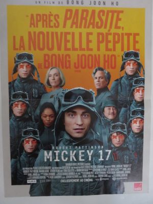 une affiche de film représentant un groupe de personnes en uniforme militaire