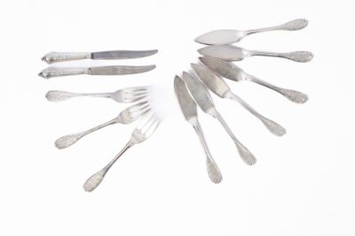 un grand nombre de fourchettes et de cuillères disposées en cercle
