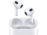une paire d'AirPods avec leur boîtier de recharge sur fond blanc