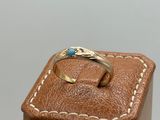 une image représentant une bague posée sur une boîte en bois