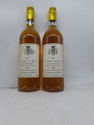 deux bouteilles de vin posées l'une à côté de l'autre sur une surface blanche