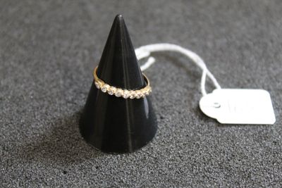 un cône noir orné d'un anneau doré, à côté d'une étiquette de prix