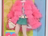une poupée Barbie vêtue d'un manteau de fourrure rose, d'une jupe verte et de chaussures blanches