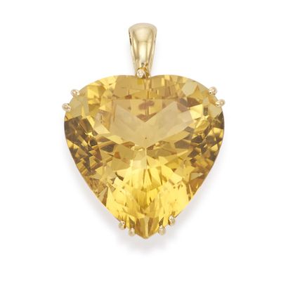 un pendentif en citrine en forme de cœur orné d'une topaze jaune