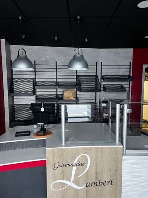 un comptoir sur lequel est accrochée une pancarte portant l'inscription « Lambert »