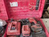 une caisse à outils rouge avec des outils sur une table