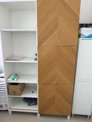 une grande armoire en bois avec des étagères dans une pièce