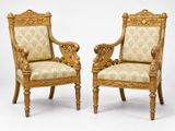 paire de chaises en bois sculpté avec accoudoirs rembourrés