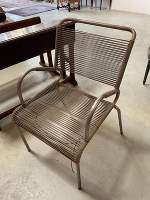 une chaise qui se trouve au milieu d'une pièce
