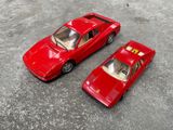 deux petites voitures posées par terre