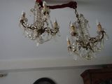 deux lustres suspendus au plafond d'une pièce