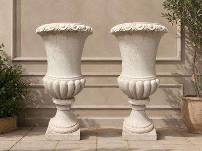 deux vases blancs posés l'un à côté de l'autre par terre