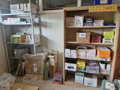 beaucoup de boîtes et de cartons sur les étagères de la pièce