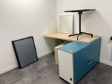 un petit bureau sur lequel est posé un miroir
