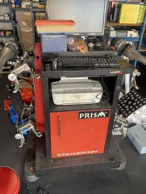 une machine qui se trouve dans une pièce où il y a de nombreux objets