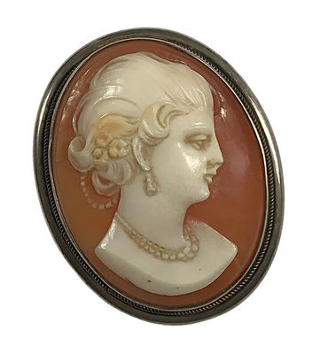 une image représentant le profil d'une femme sur une broche-cameo