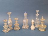 un grand nombre de vases en verre posés sur une table