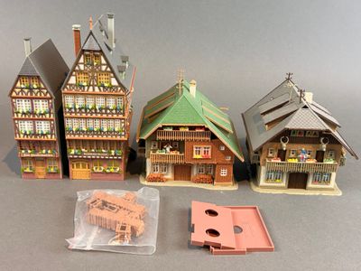 trois maisons miniatures alignées les unes à côté des autres