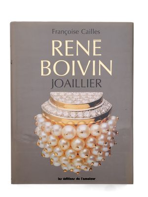 un livre sur lequel sont posées des perles et une bague